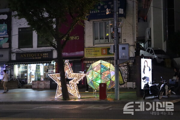 지난 22일 오후 서울 용산구 이태원 거리 제4구간 ‘기억의 빛’에 놓인 별과 공 모양 조형물&nbsp; ⓒ투데이신문