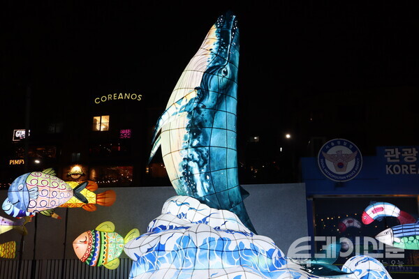 지난 22일 오후 서울 용산구 녹사평역 광장에 설치된 고래 조형물&nbsp;ⓒ투데이신문