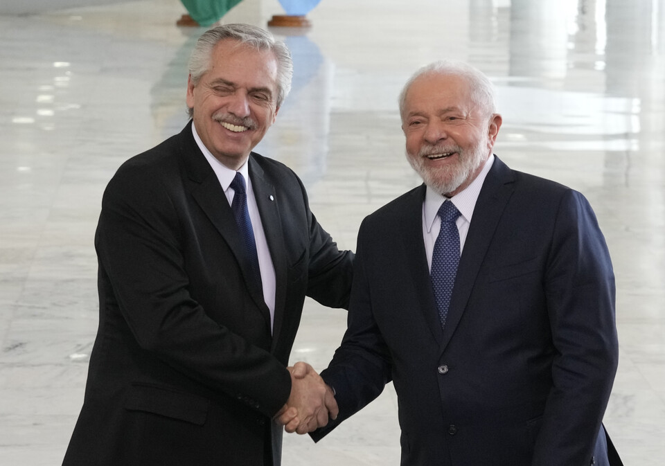 브라질 루이스 아니시우 룰라 다 시우바 대통령(오른쪽)과 아르헨티나 알베르토 페르난데스 대통령이 지난 26일(현지시각) 브라질리아 플라날토 궁전에서 회담에 앞서 악수하며 기념 촬영하고 있다. [사진출처=뉴시스]