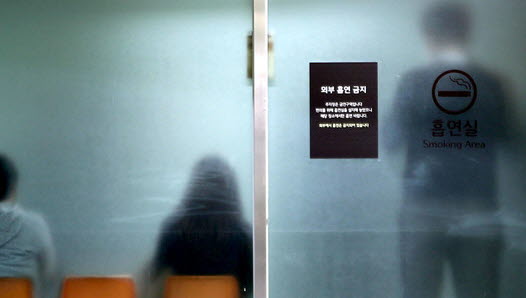 흡연실에셔 담배를 피우는 사람들의 모습 [사진출처=뉴시스]