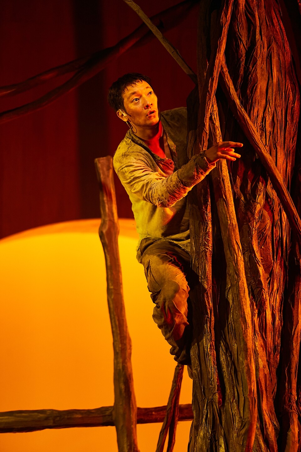 연극&nbsp;‘나무 위의 군대’에서&nbsp;‘신병’ 역의 손석구 배우가 연기하는 모습. [사진제공=달컴퍼니]<br>