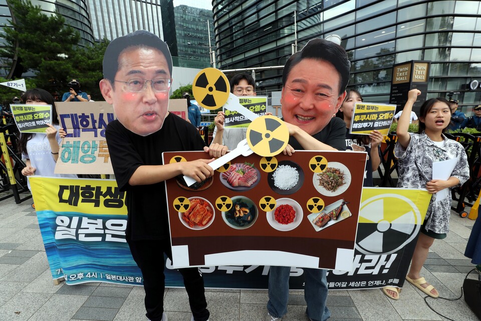 5일 오후 서울 종로구 주한일본대사관 앞에서 열린 ‘일본 후쿠시마 오염수 해양투기 중단’ 촉구 기자회견에서 대학생 환경동아리 ‘푸름’ 회원들이 퍼포먼스를 하고 있다. [사진제공=뉴시스]