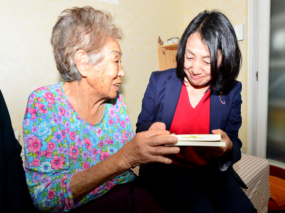일본 사민당 오츠바키 류코 참의원이 지난 6일 오후 광주 서구 일제강제동원 피해자 양금덕 할머니 집을 찾아 양 할머니의 자서전을 받고 있다.&nbsp;[사진제공=뉴시스]