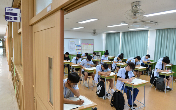 2024학년도 수능 대비 7월 전국연합학력평가가 시행된 지난 11일 오전 울산 중구 중앙고등학교에서 수험생들이 시험을 치르고 있다. [사진제공=뉴시스]