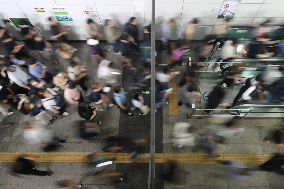 서울 강서구 지하철 김포공항역에서 직장인들이 열차에서 내려 이동하고 있다. [사진제공=뉴시스]