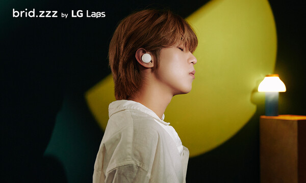 가수 빅나티가 LG전자 ‘브리즈’를 착용하고 있다. [사진 제공=LG전자]