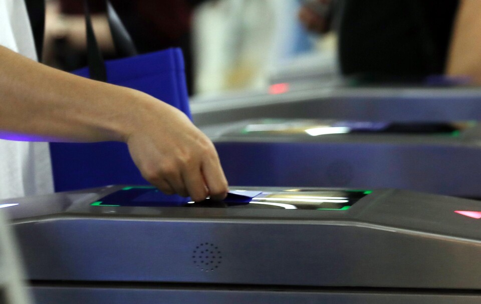 서울의 한 지하철역 개찰구에서 승차하는 모습.[사진제공=뉴시스]