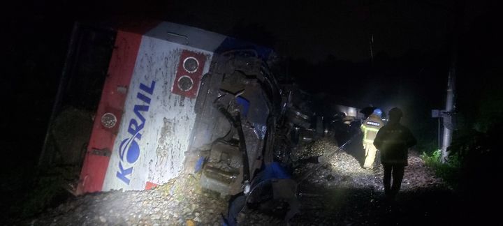 14일 오후 11시4분께 충북 청주시 서원구 현도면 매봉리 매포터널 인근에서 무궁화호 열차 선로 이탈 사고가 발생해 기관사 1명이 다쳤다. [사진제공=충북도소방본부]<br>