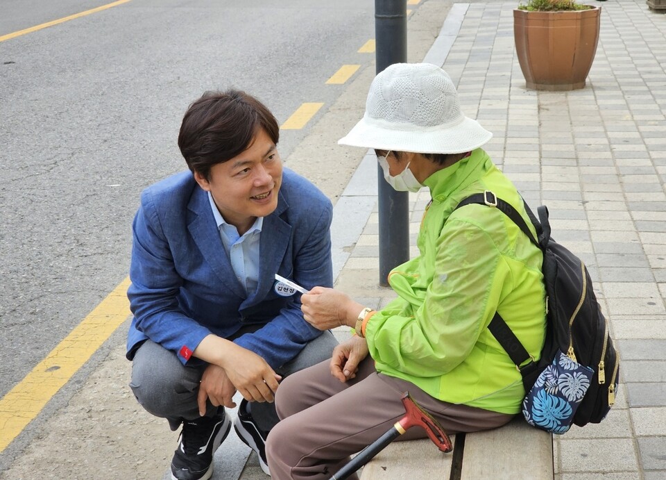 김현정 위원장이 지역구 길 위에서 주민을 만나 대화하고 있다. [사진제공=평택을 지역위원회]