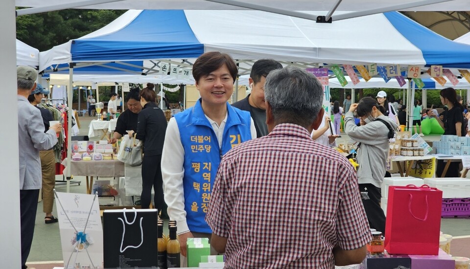 김현정 위원장이 21대 총선에 출마 당시 평택을 지역에서 주민들을 만나 이야기를 나누고 있다. [사진제공=더불어민주당 평택을 지역위원회]