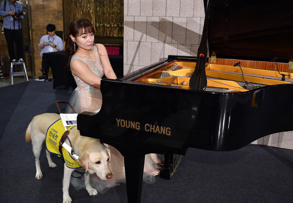 김예지 국민의힘 의원이 17일 서울 여의도 국회 로텐더홀에서 열린 제75주년 제헌절 경축식에서 피아노를 연주하고 있다. [사진제공=뉴시스]
