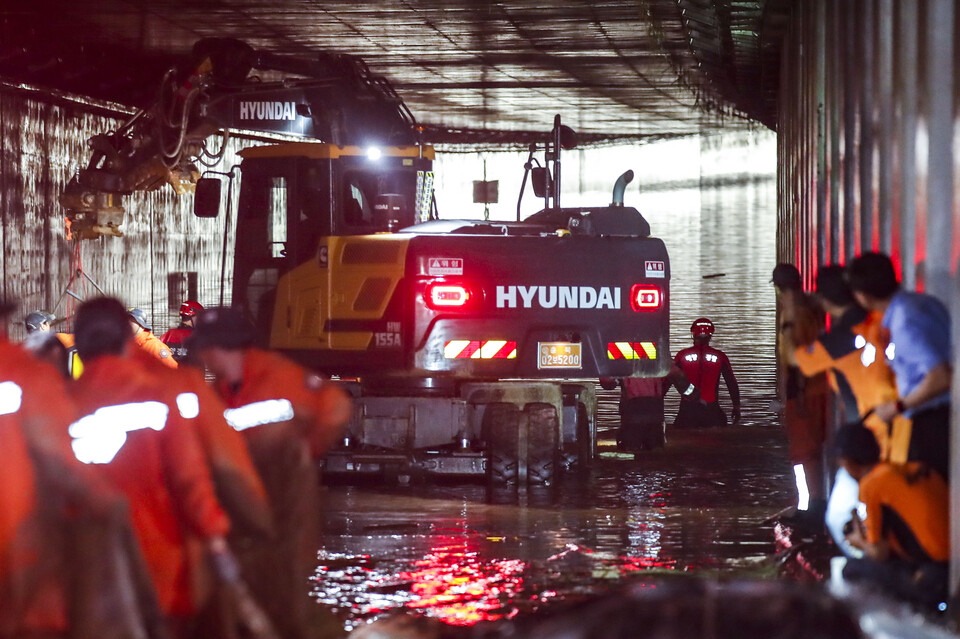 폭우로 침수된 충북 청주시 흥덕구 오송읍 궁평2지하차도에서 17일 해양 경찰, 소방 등 구조대원들이 도보 수색을 벌이고 있다.&nbsp; [사진제공=뉴시스]<br>