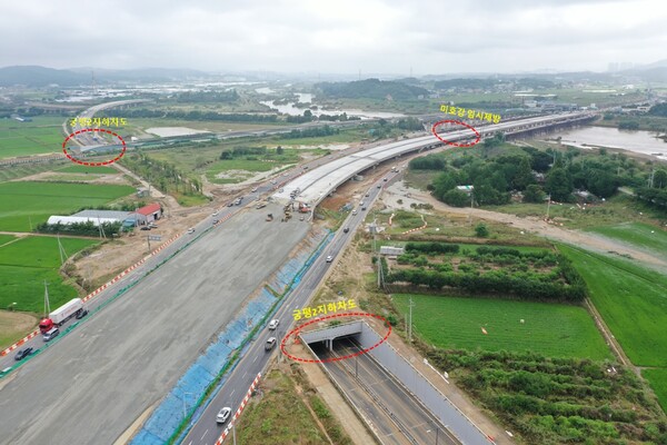 하늘에서 본 지하차도 참사 현장. 참사의 1차 원인은 미호천교 연장사업(행복청 발주) 현장의 임시 제방(사진 오른쪽)이 무너지면서 물 수십톤이 지하차도 양단 입출구로 유입됐기 때문이란 추정이 나온다. [사진제공=뉴시스]