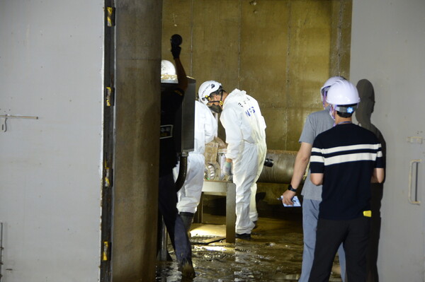 20일 오전 경찰과 국립과학수사연구원 등 유관기관 관계자들이 충북 청주시 흥덕구 오송읍 궁평2지하차도에서 합동 감식을 하고 있다. [사진제공=뉴시스]<br>