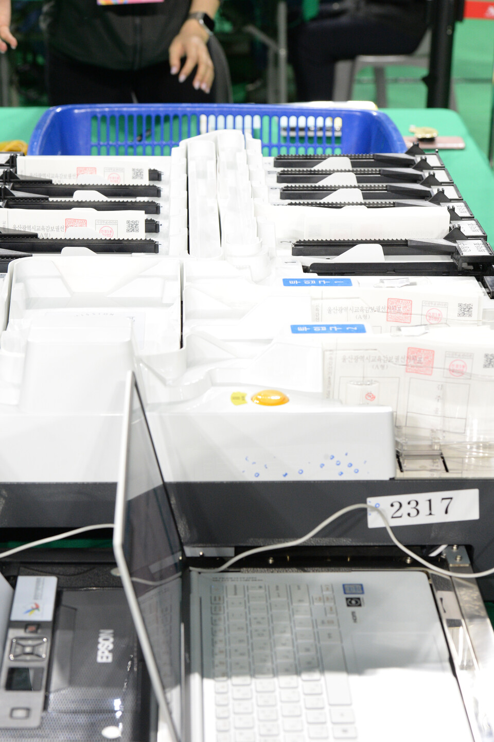 4·5 재보궐선거 투표일 지난 4월 5일 오후 울산 남구 문수체육관에 마련된 개표소에서 개표작업이 진행되고 있다. [사진제공=뉴시스]