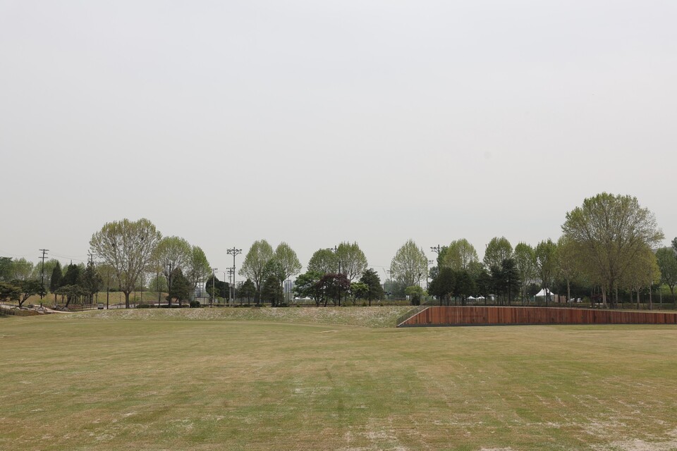 임시개방 이틀 전이었던 지난 5월 2일 용산어린이정원 잔디마당 전경. [사진제공=뉴시스]