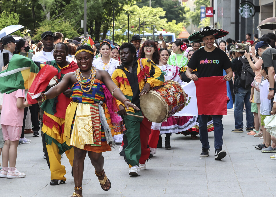 서울세계도시문화축제가 열린 지난 6월 17일 서울 종로구 광화문 광장에서 외국인 참가자들이 퍼레이드를 하고 있다.[사진제공=뉴시스]