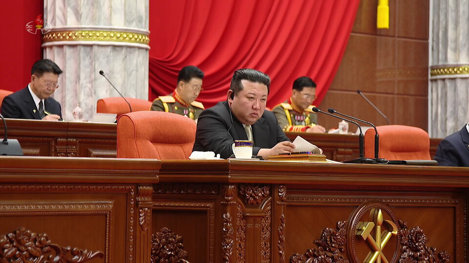 북한 노동당 중앙위원회 제8기 제8차 전원회의 확대회의가 지난달 16일부터 18일까지 진행된 가운데, 김정은 북한 국무위원장이 회의를 주재하고 있다.&nbsp;[사진제공=뉴시스]
