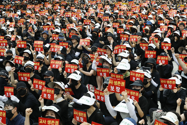 전국의 교사들이 22일 서울 종로구 보신각 앞에서 서이초 교사 사망 사건에 대한 추도식 및 교사 생존권을 위한 집회를 열고 진상 규명과 교권확립 대책 마련을 촉구하고 있다. [사진제공=뉴시스]