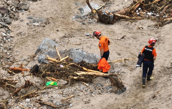 소방대원들이 지난 17일 폭우로 산사태가 발생한 경북 예천군 벌방리에서 구조활동을 벌이고 있다. [사진제공=소방청]