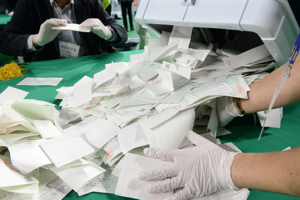 4·5 재보궐선거 투표일 지난 4월 5일 오후 울산 남구 문수체육관에 마련된 개표소에서 개표작업이 진행되고 있다. [사진제공=뉴시스]