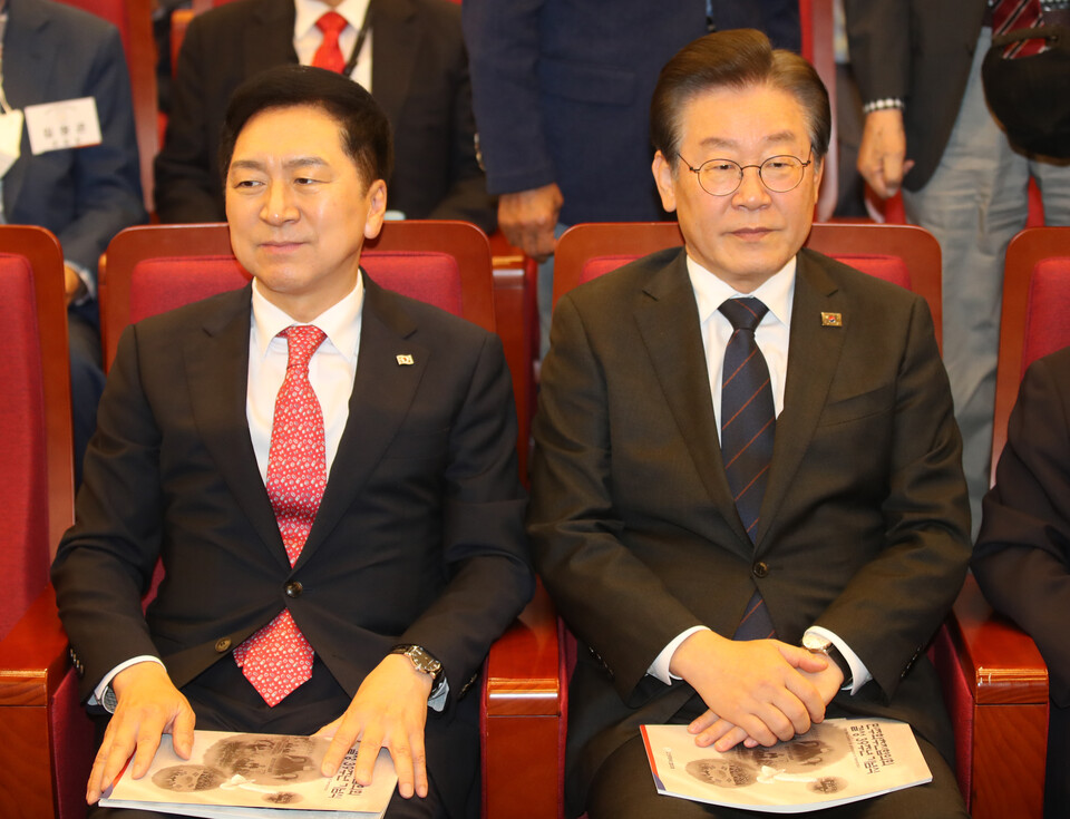 김기현(왼쪽) 국민의힘 대표와 이재명 더불어민주당 대표 [사진제공=뉴시스]<br>