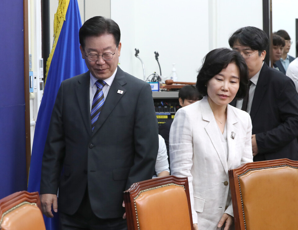 지난 6월 20일 이재명 더불어민주당 대표가 김은경 혁신위원장과 함께 서울 여의도 국회에서 열린 혁신기구 제1차 회의에 참석하고 있다는 모습.&nbsp;<br>