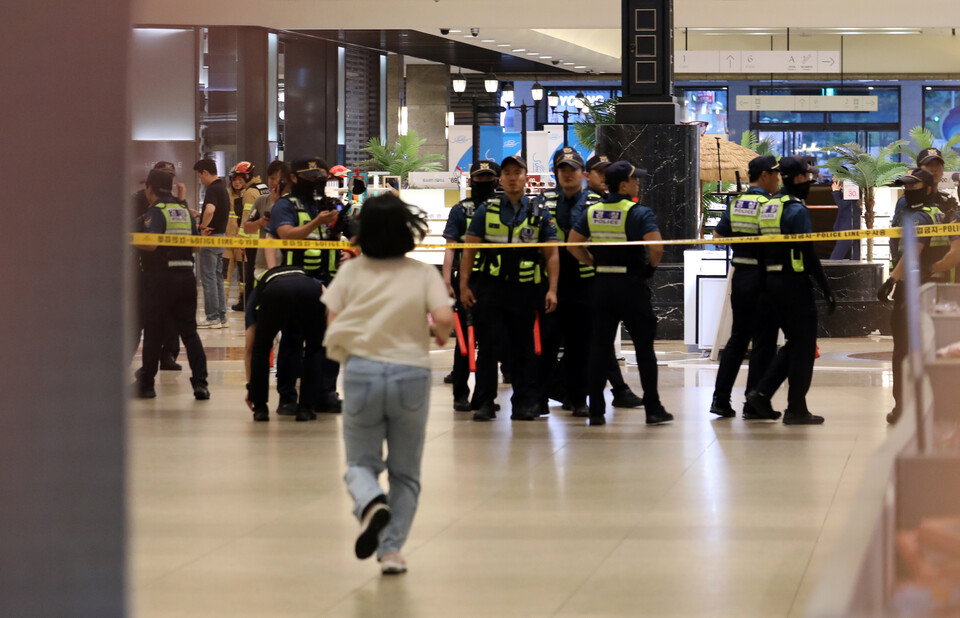 경찰이 지난 3일 오후 묻지마 흉기난동이 발생한 경기도 성남시 분당구 서현역 한 백화점에서 사건현장을 통제하고 있다. [사진제공=뉴시스]