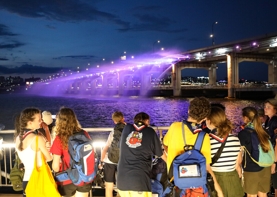 2023 새만금 세계스카우트잼버리에서 조기 퇴영한 영국 스카우트 대표단이 지난 7일 오후 서울 서초구 반포한강공원을 찾아 반포대교 달빛무지개분수를 관람하고 있다. [사진제공=뉴시스]