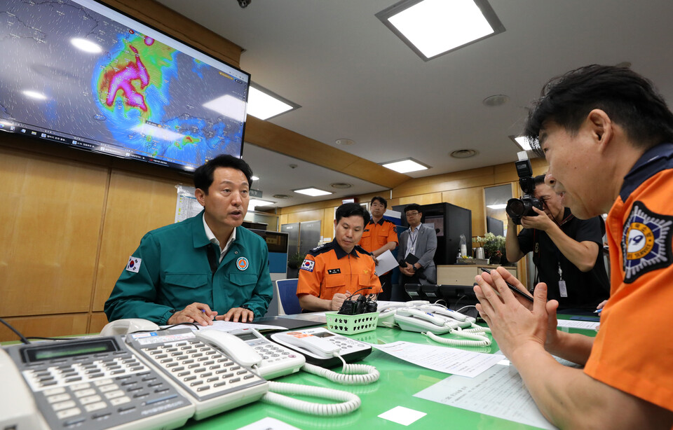 오세훈 서울시장이 10일 오전 서울 중구 서울종합방재센터 종합상황실에서 제6호 태풍 ‘카눈’ 대비 구조구급 대책과 상황관리 현황 점검하고 있다. [사진제공=뉴시스]
