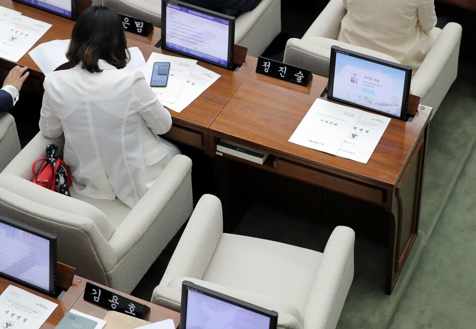 지난 6월 12일 오후 서울 중구 서울시의회 본회의장에서 열린 서울시의회 제319회 정례회 본회의에서 정진술 의원 자리가 비어 있다. 정 의원은 성비위 의혹이 제기되면서 ‘품위 손상’을 이유로 더불어민주당에서 제명됐고 시의회 윤리특별위원회는 10일 같은 이유로 제명을 결정했다. [사진제공=뉴시스]