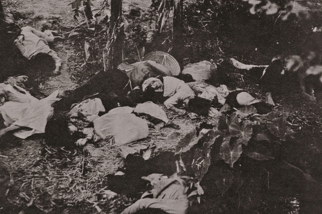 1968년 2월 한국군의 해병 제2여단 1대대 1중대 소속 군인들은 퐁니·퐁넛 마을로 진입해 민간인을 학살했다. 이로 인해 당시 74명이 살해됐고 17명이 다쳤다. 사진은 해당 사건으로 희생된 주민들의 모습.&nbsp;[사진제공=한베평화재단]&nbsp;