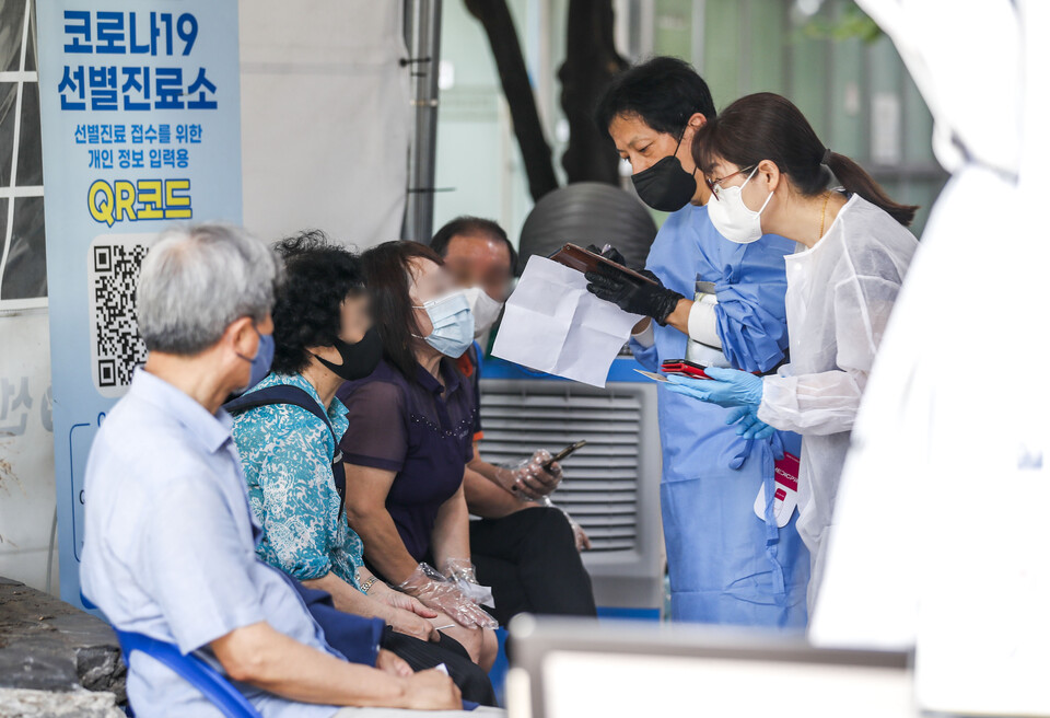 서울 영등포보건소 선별진료소를 찾은 시민들이 코로나19 검사를 받기 위해 대기하고 있다. 사진제공=뉴시스]<br>