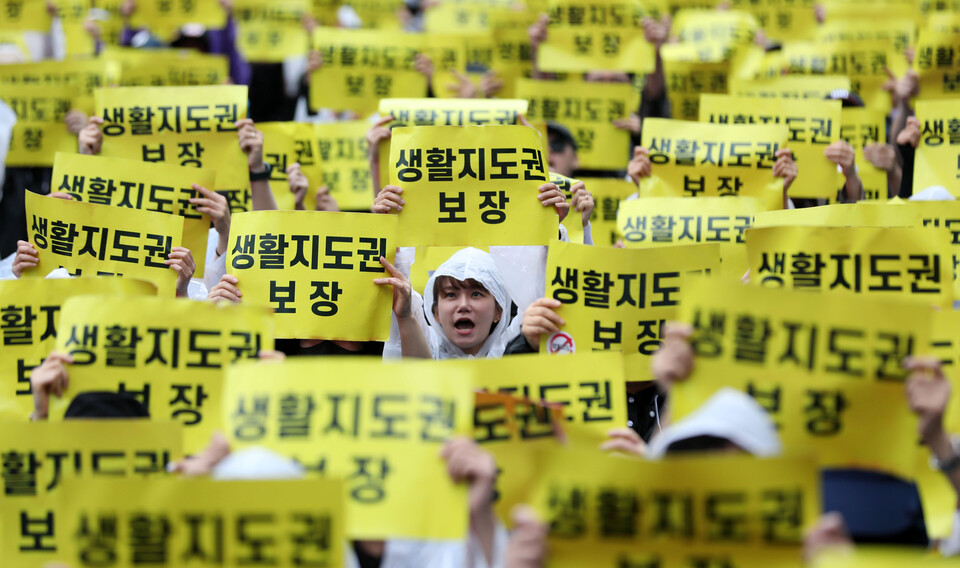 초중고 교사들이 지난 12일 서울 종로구 종각 일대에서 집회를 열고 안전한 교육환경을 위한 법 개정, 민원창구 일원화 및 악성 민원인 방지 방안 마련, 교사 생활지도권 보장, 정서행동 위기학생 지원책 마련 등을 촉구하고 있다. [사진제공=뉴시스<br>