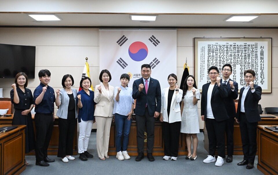 박환희 서울시의회 운영위원장과 서울 자치구의회 의원들이 ‘서울ESG의원 콜로키움’ 출범 기념촬영을 하고 있다. [사진제공=서울시의회]