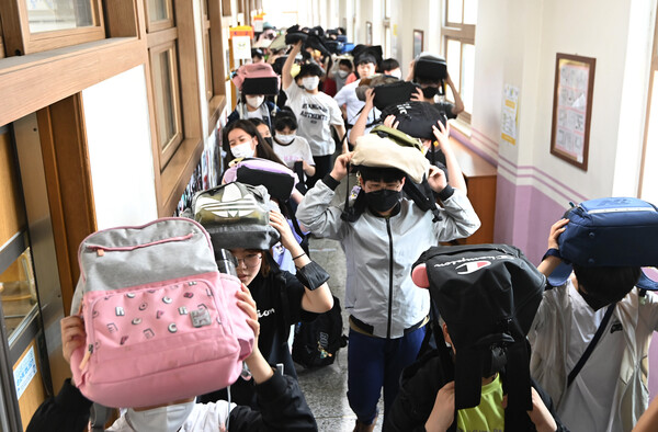 공습대비 민방위훈련이 실시된 지난 5월 16일 경기도 수원시 영화초등학교에서 학생들이 대피훈련을 하고 있다. [사진제공=뉴시스]