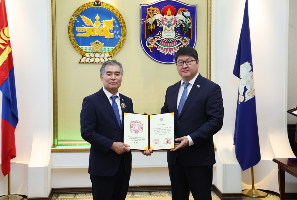 김현기 서울시의회 의장이 몽골 울란바토르시의회 의장으로부터 훈장을 받았다. [사진제공=뉴시스]