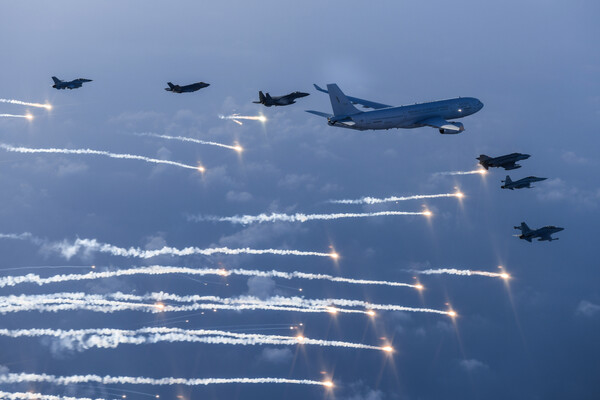 일제강점기 봉오동 전투를 이끈 홍범도 장군의 유해를 모신&nbsp;특별수송기(KC-330)가 지난 2021년 8월 15일 우리 영공에 진입하자 F-35A, F-15K 등 공군 전투기가 플레어를 투하하며 환영하고 있다. [사진제공=국가보훈처]