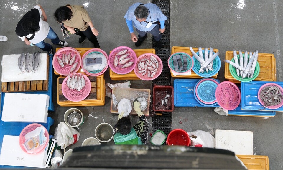 부산 중구 소재 수산시장을 찾은 시민들이 국내산 선어를 구입하고 있다. [사진제공=뉴시스]