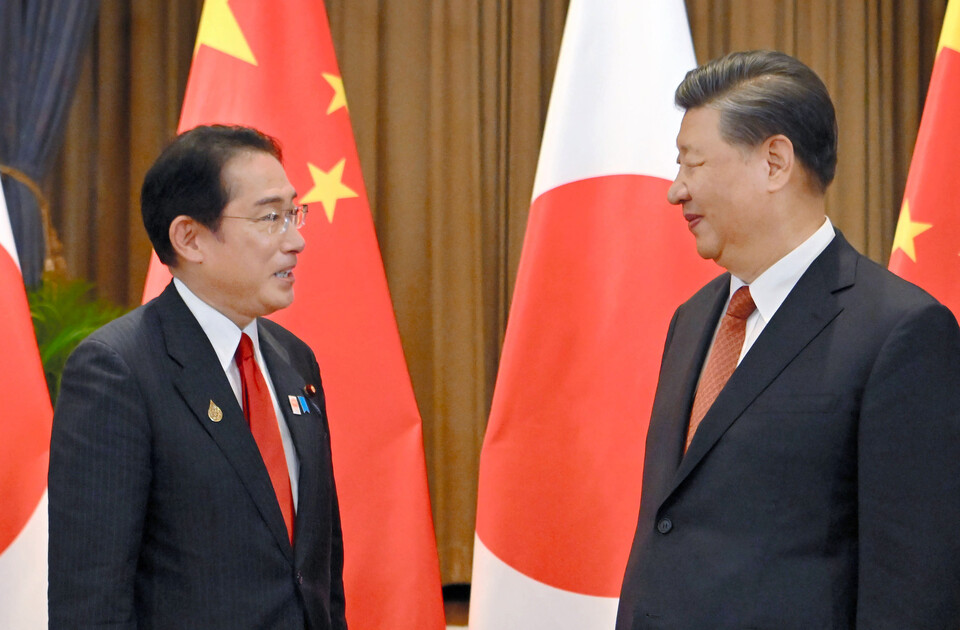 기시다 후미오(왼쪽) 일본 총리와 시진핑 중국 국가주석이 지난해 11월 17일(현지시간) 아시아태평양경제협력체(APEC) 정상회의가 열리는 태국 방콕에서 만나 회담 전 인사를 나누고 있다. [사진제공=뉴시스]<br>