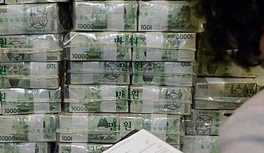 현금다발을 바라보는 금융회사 직원 [사진출처=뉴시스]