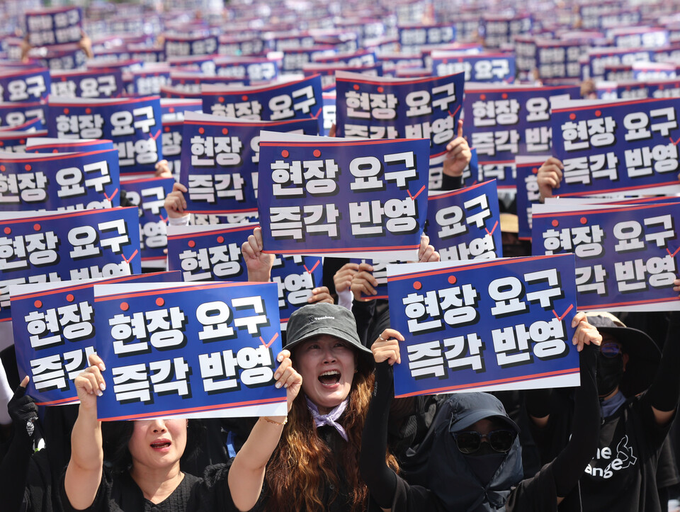전국에서 모인 교사들이 26일 서울 영등포구 국회 앞에서 서이초 교사 사망 사건 진상규명 및 아동학대 관련법 즉각 개정 촉구 6차 집회를 하고 있다. [사진제공=뉴시스]