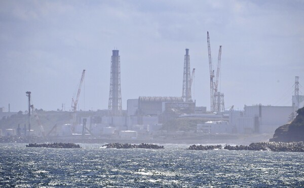 지난 24일 후쿠시현 나미에마치에서 보이는 후쿠시마 제1원자력발전소의 모습 [사진제공=뉴시스]