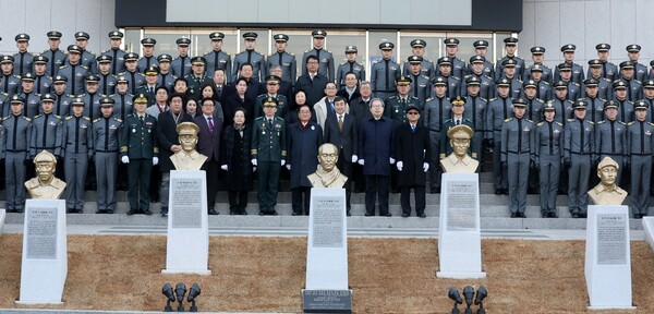 육군사관학교가 충무관 입구와 내부에 설치된 6위의 흉상을 이전하겠다고 발표했다. 사진은 지난 2018년 삼일절 흉상 제막식 당시. [사진제공=뉴시스]