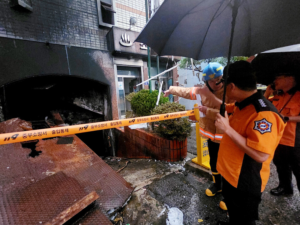 &nbsp;남화영 소방청장이 1일 오후 부산 목욕탕 화재 폭발사고 현장을 찾아 피해상황을 점검하고 있다. [사진제공=소방청]<br>