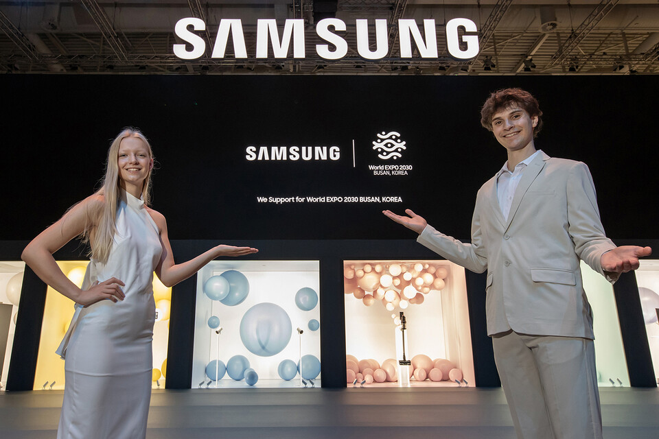 삼성전자 IFA 전시장의 대형 스크린에 부산엑스포 엠블럼이 상영되는 모습 [사진제공=삼성전자]<br>