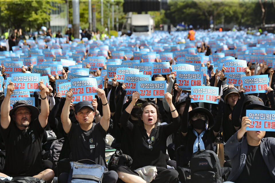 지난 2일 오후 서울 영등포구 국회대로 앞에서 열린 50만 교원 총궐기 추모 집회에서 교사들이 손피켓을 들고 구호를 외치고 있다. [사진제공=뉴시스]