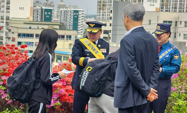 광주남부경찰서 문병조 서장과 직원들이 지난 4월 19일 오전 남구 동아여중·고 정문 앞에서 '마약범죄 및 학교폭력예방 합동캠페인'을 벌이고 있다. 사진제공=뉴시스]<br>