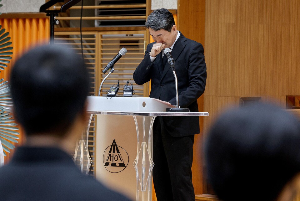 이주호 부총리 겸 교육부장관이 지난 4일 오후 서울 서초구 서이초등학교 대강당에서 열린 서이초 사망 교사 49재 추모제에 참석해 추모사를 하던 도중 눈물을 흘리고 있다.  [사진제공=뉴시스]