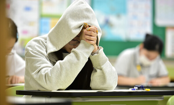 2024학년도 대학수학능력시험 9월 모의평가가 실시된 6일 오전 대구 수성구 대구여자고등학교에서 고3 수험생들이 시험을 준비하고 있다. [사진제공=뉴시스]<br>